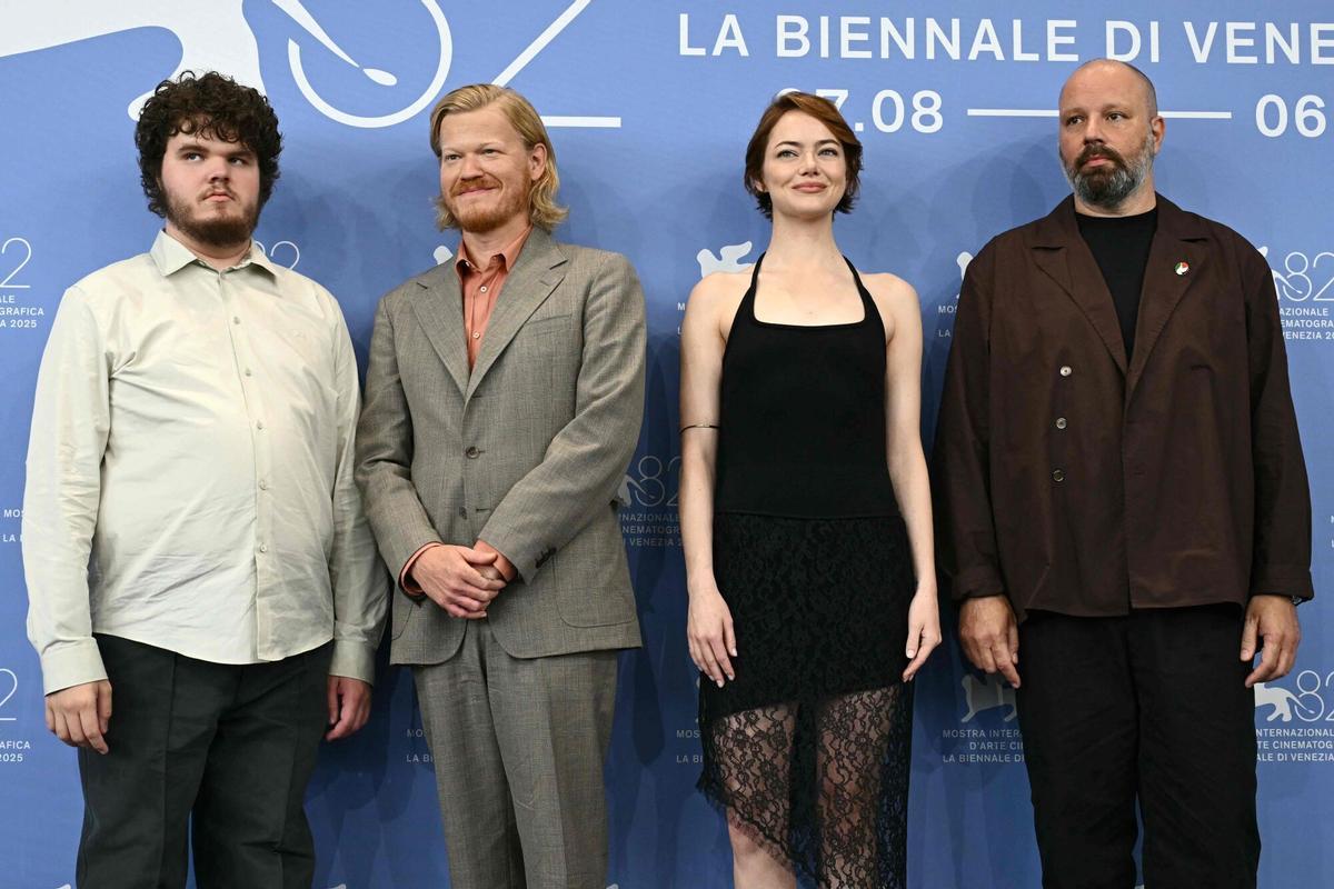 Los actores Aidan Delbis, Jesse Plemons y Emma Stone y el director Yorgos Lanthimos, en la presentación de 'Bugonia' en Venecia