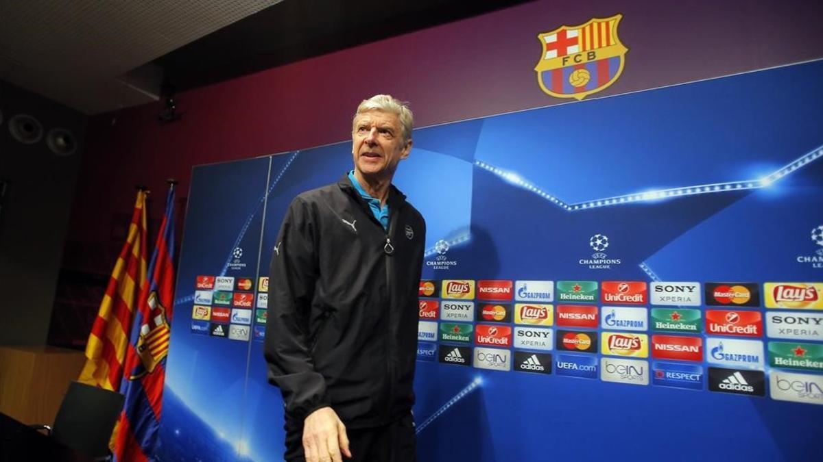 Wenger entra en la sala de prensa del Camp Nou.