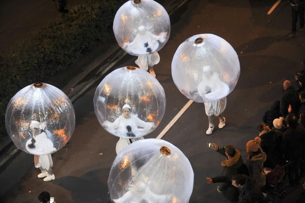 Los Reyes Magos recorren la ciudad desde O Castrillón hasta la plaza de María Pita.