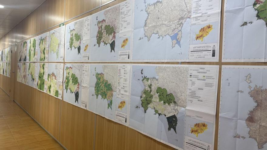 Los planos del nuevo Plan de Ordenación General Urbana, en el Ayuntamiento de Sant Josep. | FOTOS: AYUNTAMIENTO DE SANT JOSEP