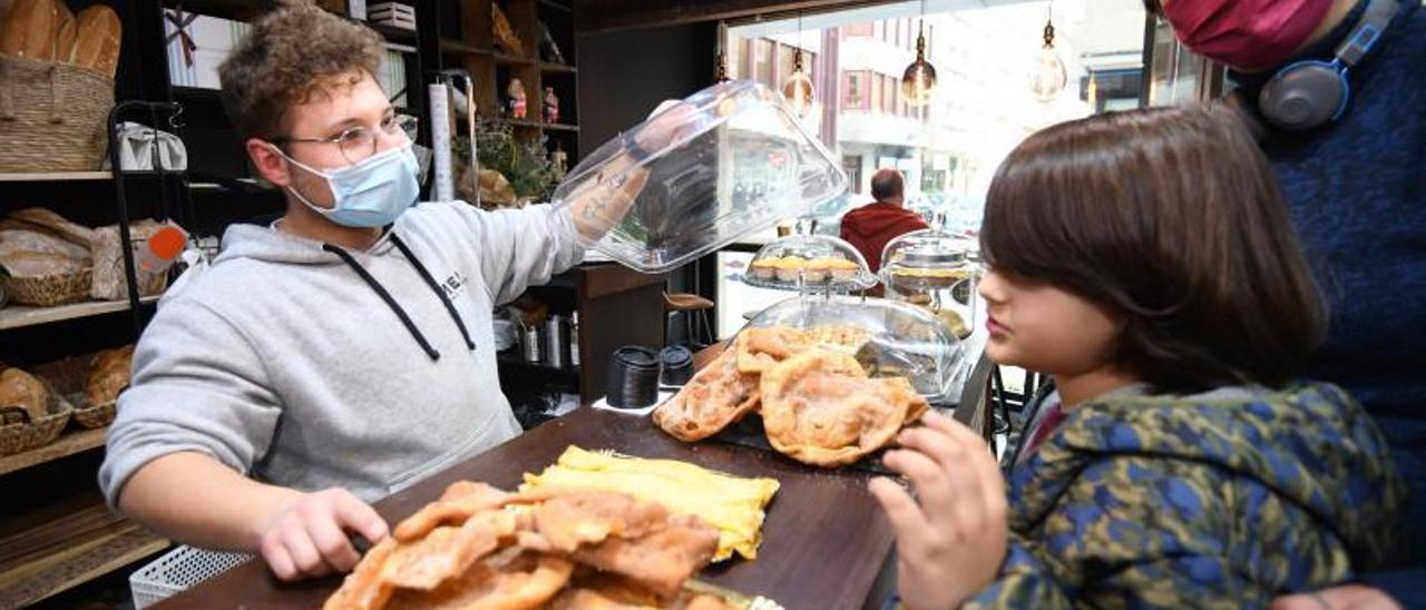 En Capri los clientes “están deseosos” de los dulces de Carnaval. | /GS