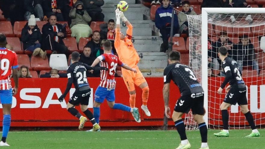 El bisturí del Sporting: Cuéllar se crece ante la llegada de De Amores y brilla en El Molinón