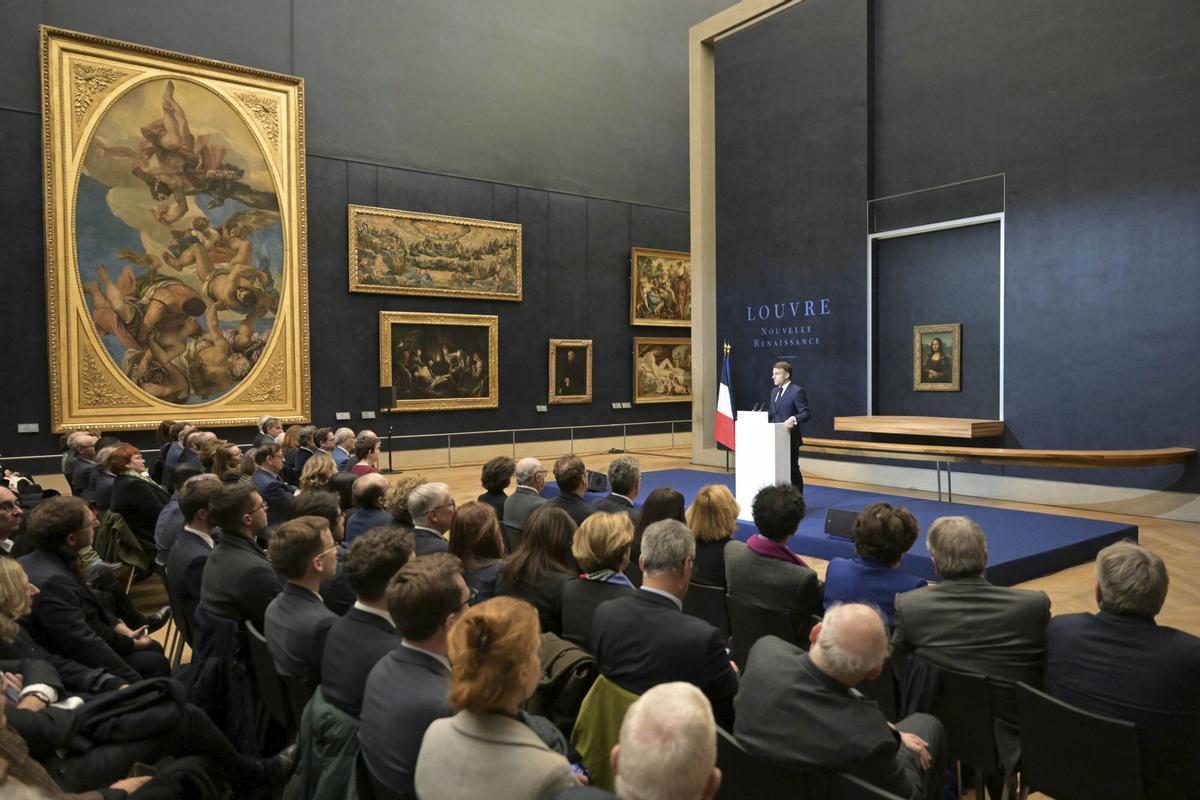 Macron durante su intervención en la sala que acoge la Mona Lisa en el Louvre.
