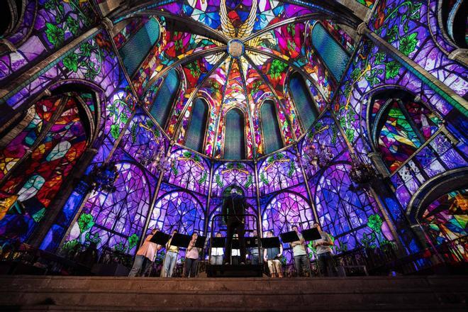 ‘LUMINISCENCE’, un espectáculo inmersivo de luz y música en Santa Maria del Pi