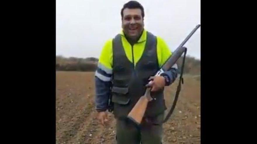 El angustioso vídeo en el que un cazador patea, lanza y pisotea a un zorro hasta matarlo