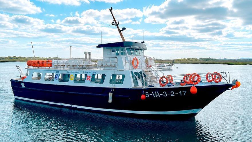 Vuelve la canoa más popular de la costa de Huelva con un recorrido de ensueño: este es el precio del billete y los horarios