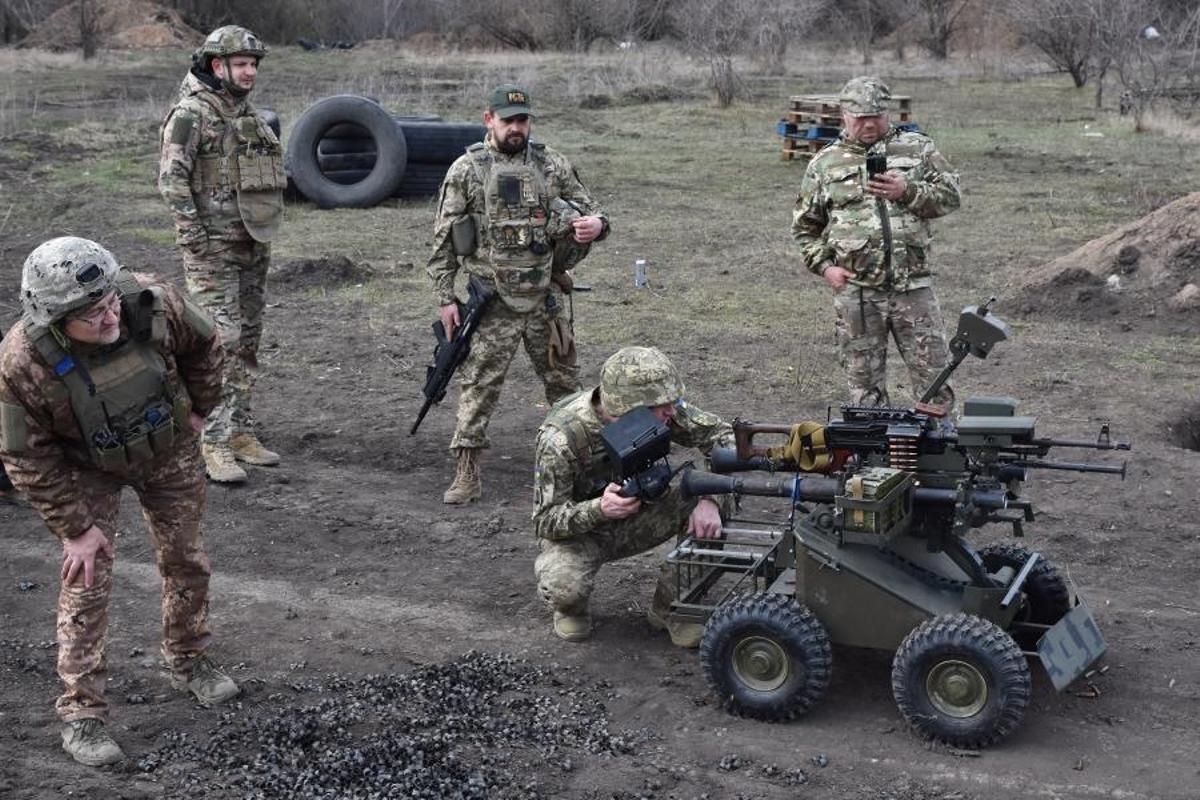 Soldados de la 65t Brigada Mecanizada del ejército ucraniano equipan un dron terrestre de ataque en la región de Zaporiya, en marzo de 2025.