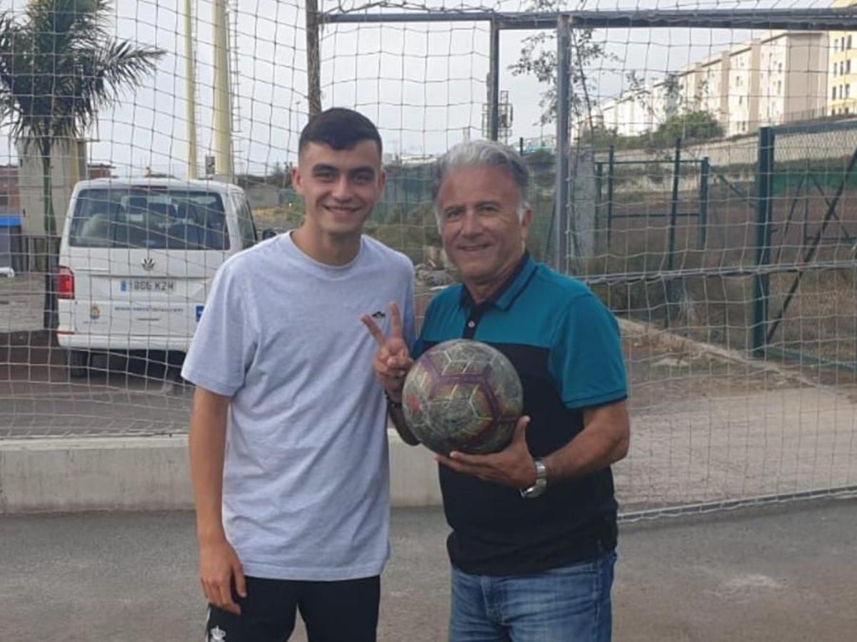 Pedri con Tonono, director del captación y formación de la UD Las Palmas