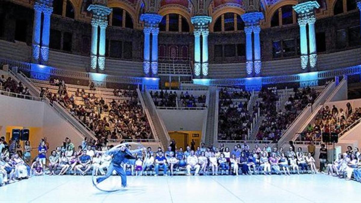 Espectáculo de danza-circo en la sala Oval del MNAC en una edición anterior de su 'Nit blanca'.