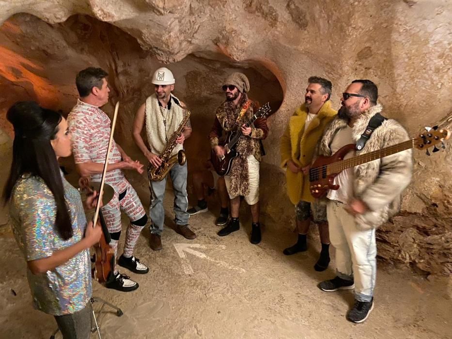 Javier Ojeda graba su último vídeoclip en la Cueva del Tesoro