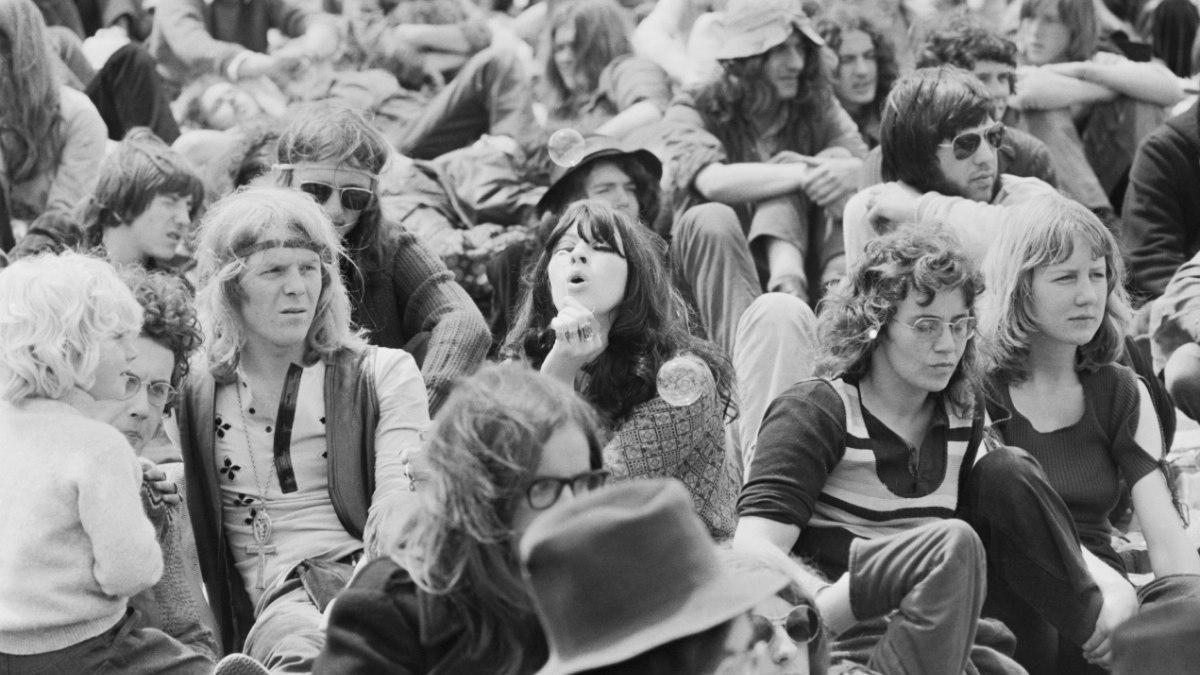 Un grupo de hippies en el Reading Music Festival (1971)