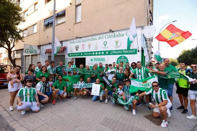 El hermanamiento entre las peñas Las Leyendas del Córdoba CF y la Peña Bética Cultural de Carmona, en imágenes