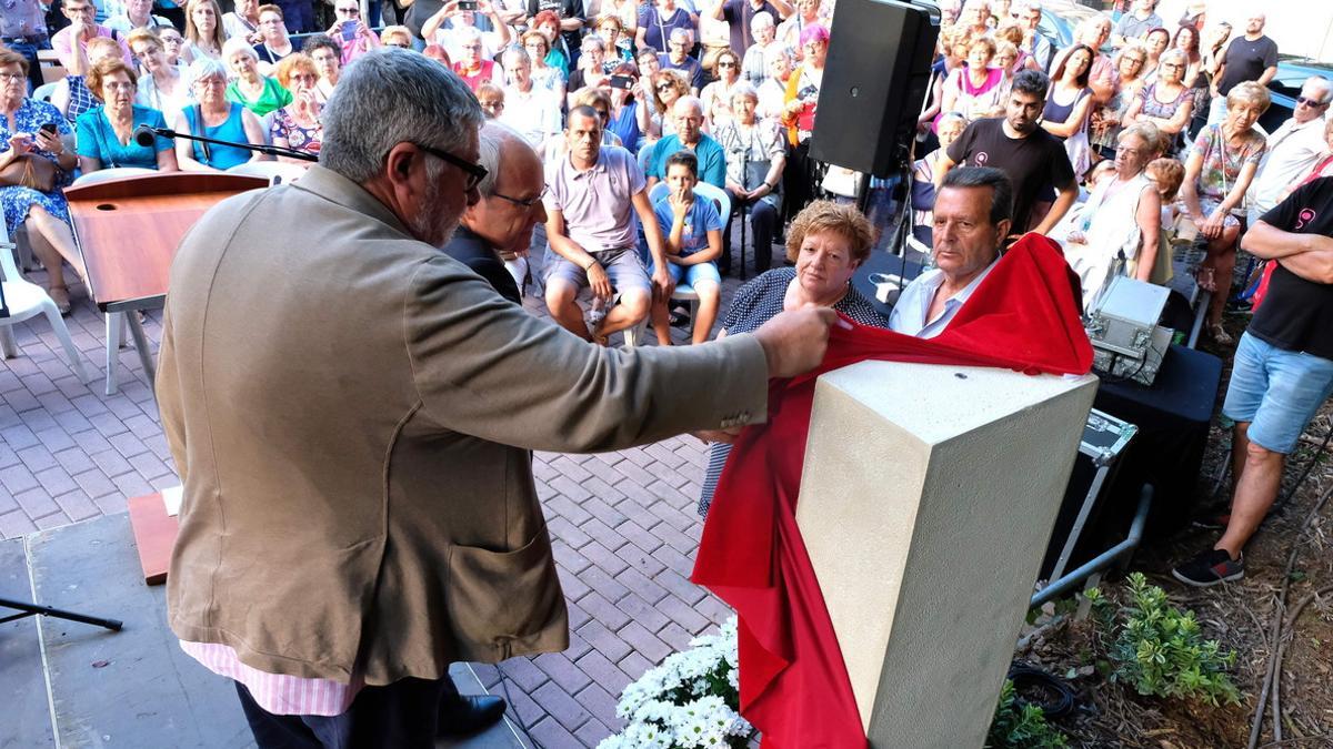 Unas doscientas personas acudieron al acto de inauguración del monolito en memoria de Cristina Bergua