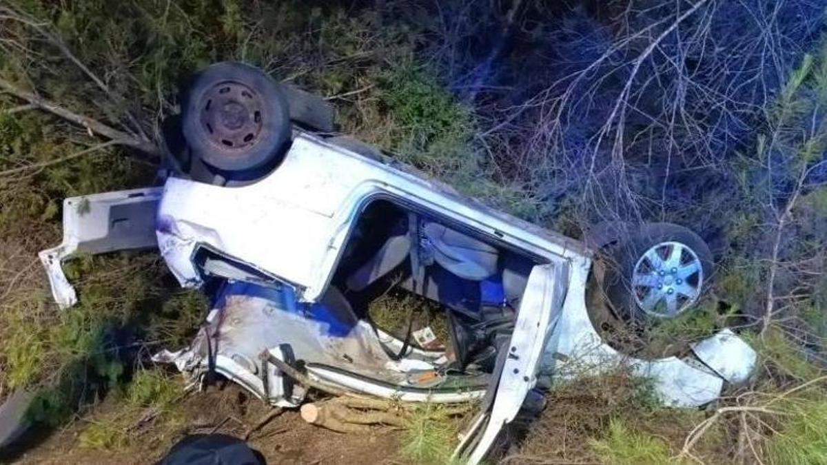 Das Auto überschlug sich und krachte gegen einen Baum.