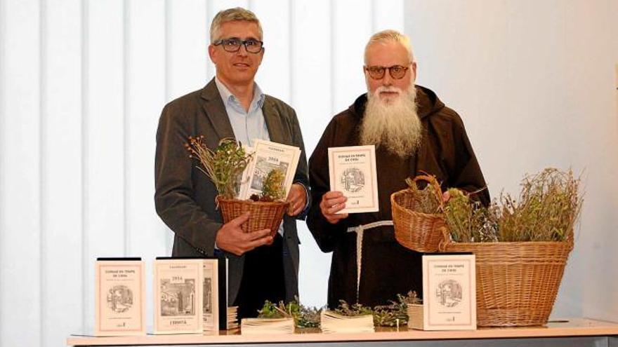 L&#039;editor Norbert Tomàs amb fra Valentí Serra durant la presentació del calendari a Girona