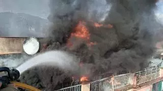 Un aparatoso incendio en un ático de Premià de Mar afecta a dos pisos