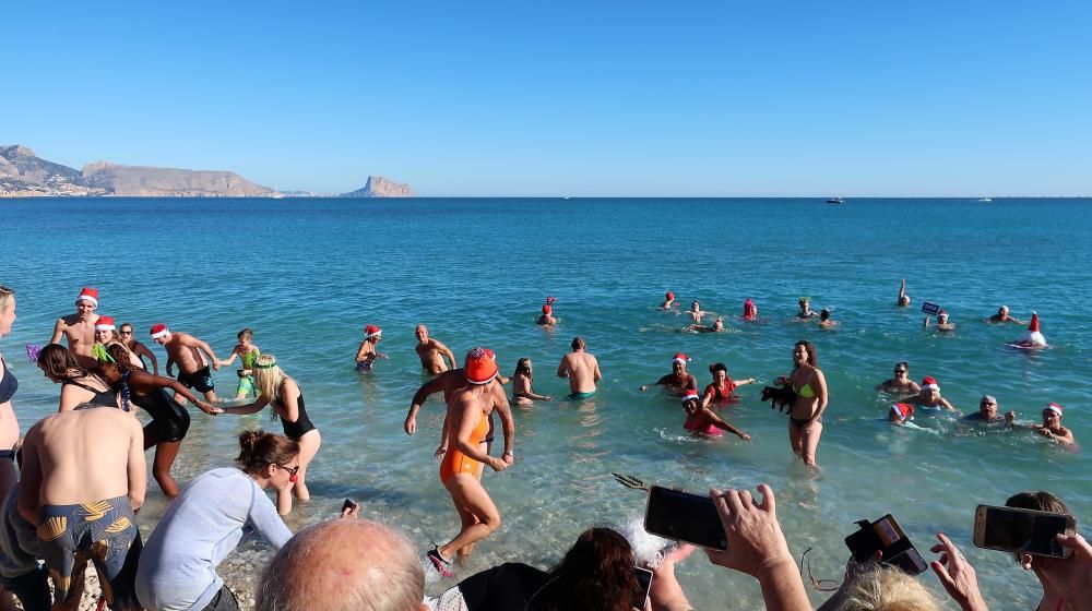 Cientos de personas celebran el año con un baño en Xàbia