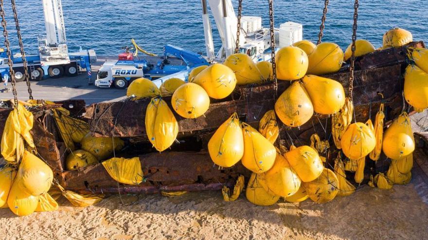 Concluye con éxito la extracción del agua del barco hundido en Avilés hace 615 días