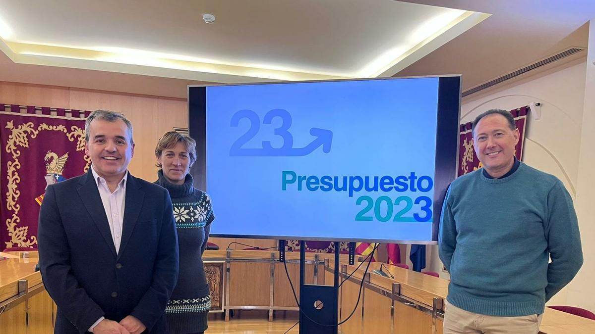 El alcalde Antonio Puerto con los concejales Yolanda Moreno y José Vicente Pérez.
