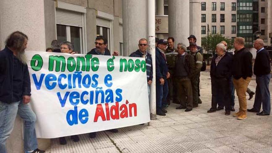 Vecinos de Aldán, esta mañana en los juzgados de Pontevedra. // F.G.S.