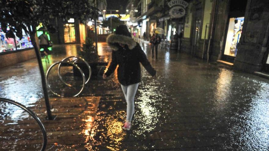 Una mujer anda bajo la lluvia en Vilagarcía. // Iñaki Abella