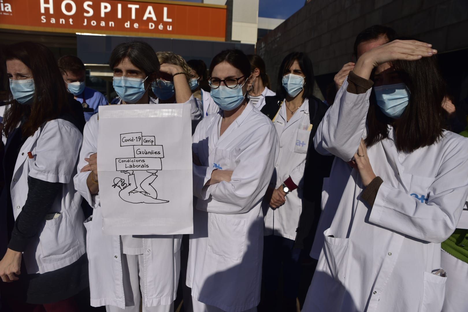 La concentració de sanitaris a l'hospital Sant Joan de Déu de Manresa, en imatges