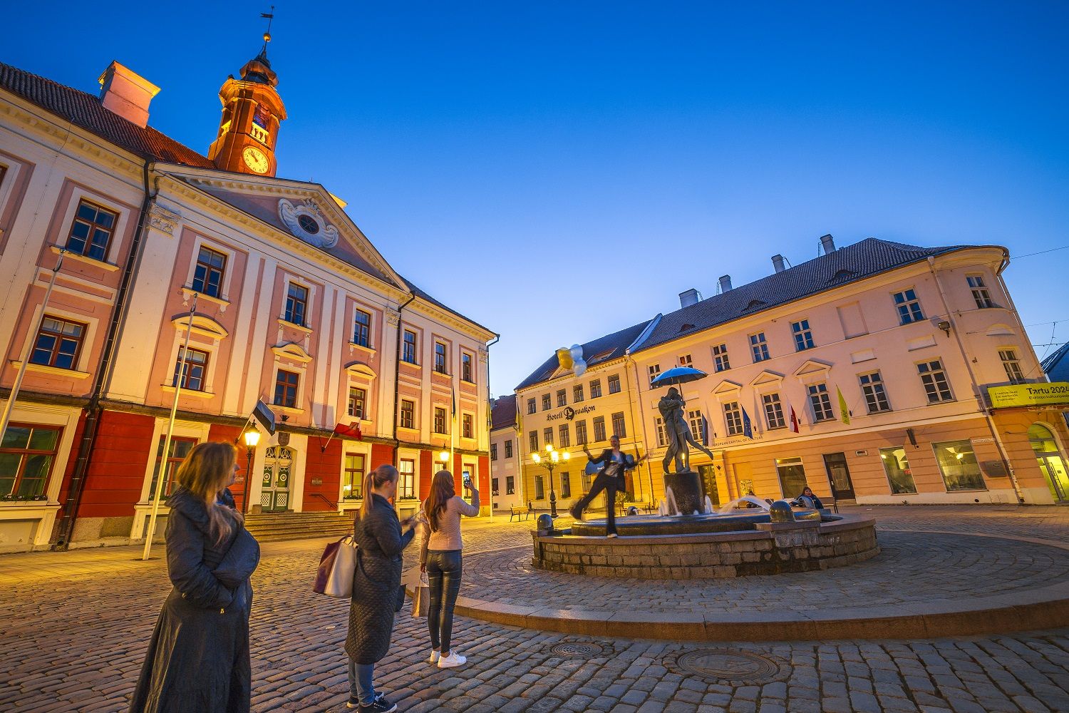 Estatua del Beso de los Estudiantes en Raekoja plats, Tartu.