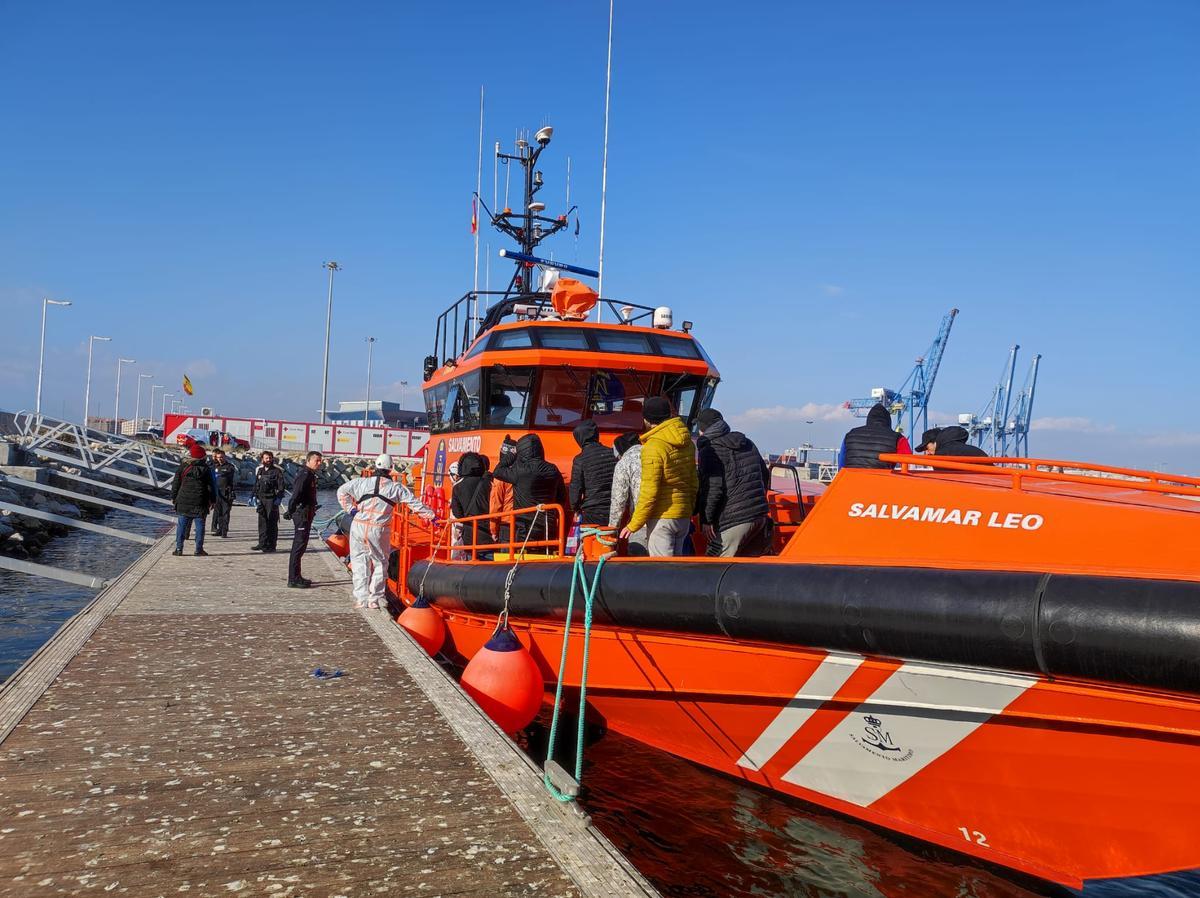 Los inmigrantes en la embarcación de Salvamento Marítimo.