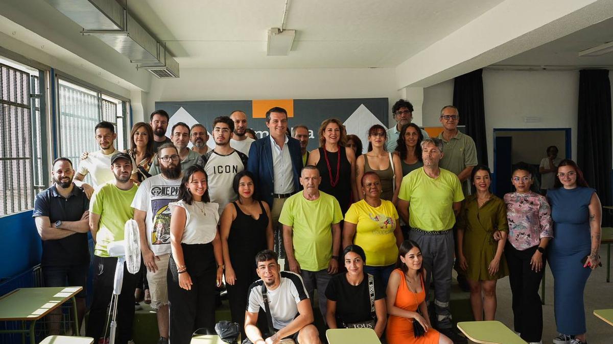 El alcalde, José María Bellido, y la delegada de Servicios Sociales, Eva Contador, con los primeros alumnos del Duque de Rivas.