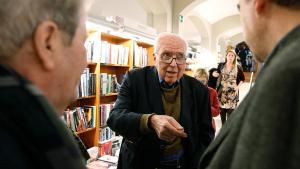 Román Gubern, autor de ’Un cinéfilo en el Vaticano’, este lunes, durante la presentación de la obra en la librería Laie.