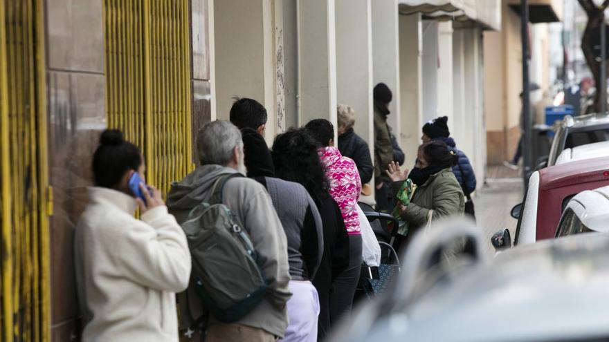 Imagen de la cola para el reparto de alimentos en la sede de Cáritas, en enero de 2023. | VICENT MARÍ