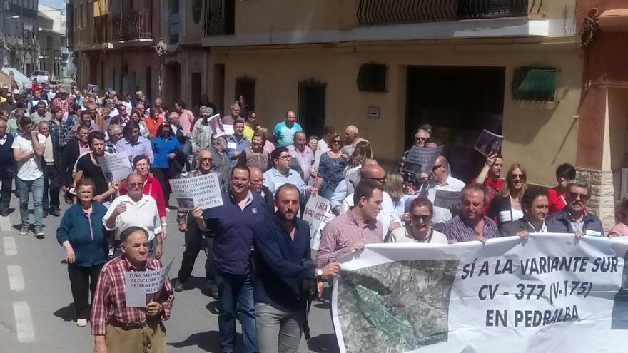 Trescientas personas se manifiestan en Pedralba por la variante sur