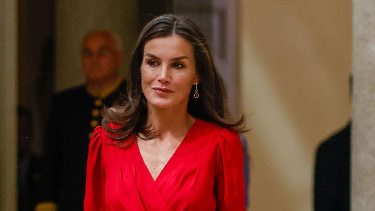 La reina Letizia brilla en rojo y con pendientes de rubíes