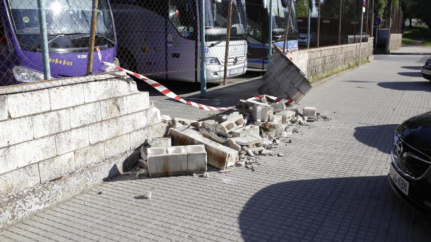 Un autobús derriba parte del muro de la estación de Cáceres