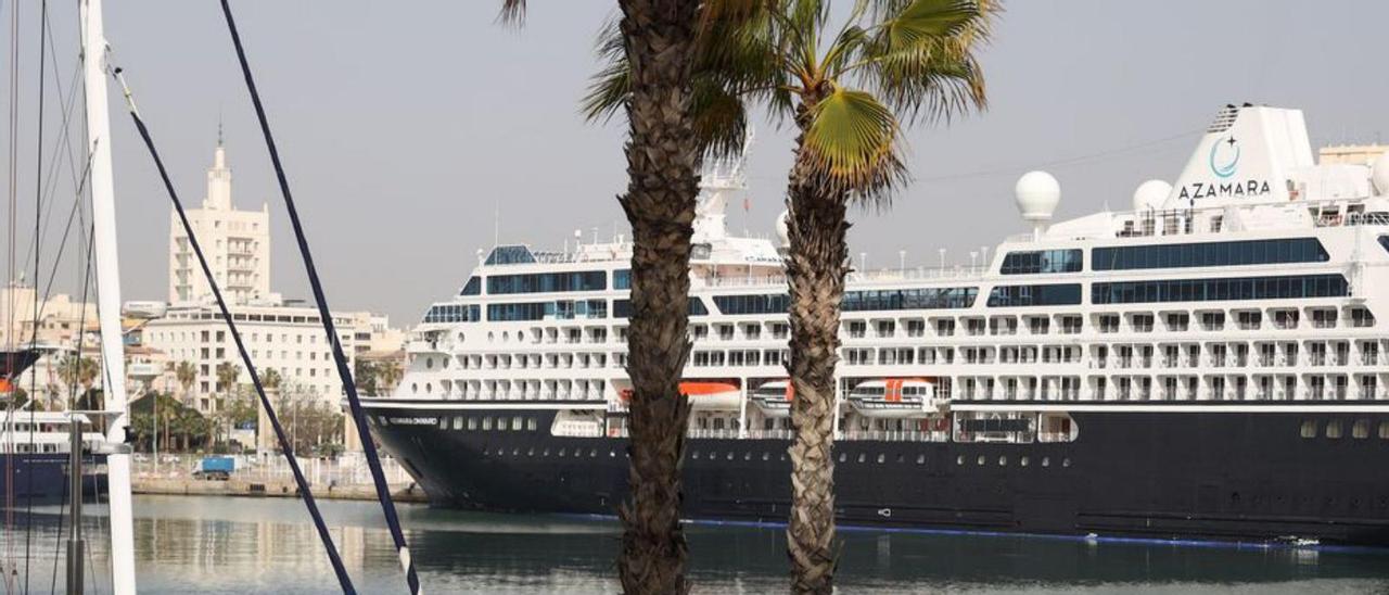 Un crucero atracado ayer en el puerto de Málaga.