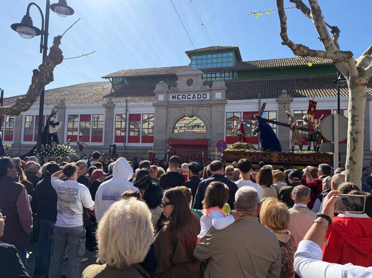 Las actividades religiosas se sucedieron en Cangas el Viernes Santo, con las procesiones de las Tres Negaciones de San Pedro, Encuentro, Santo Entierro y el Silencio, que puso fin a medianoche a la jornada central de una Semana Santa marcada por el buen tiempo y una participación masiva. | G.M.P.
