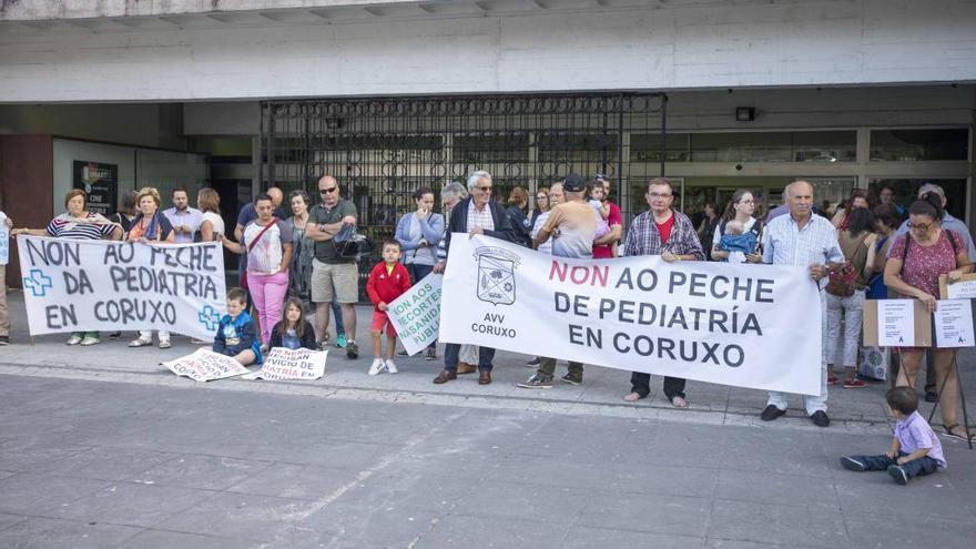 Protesta de padres por la supresión de la consulta de Pediatría en Coruxo (Vigo).