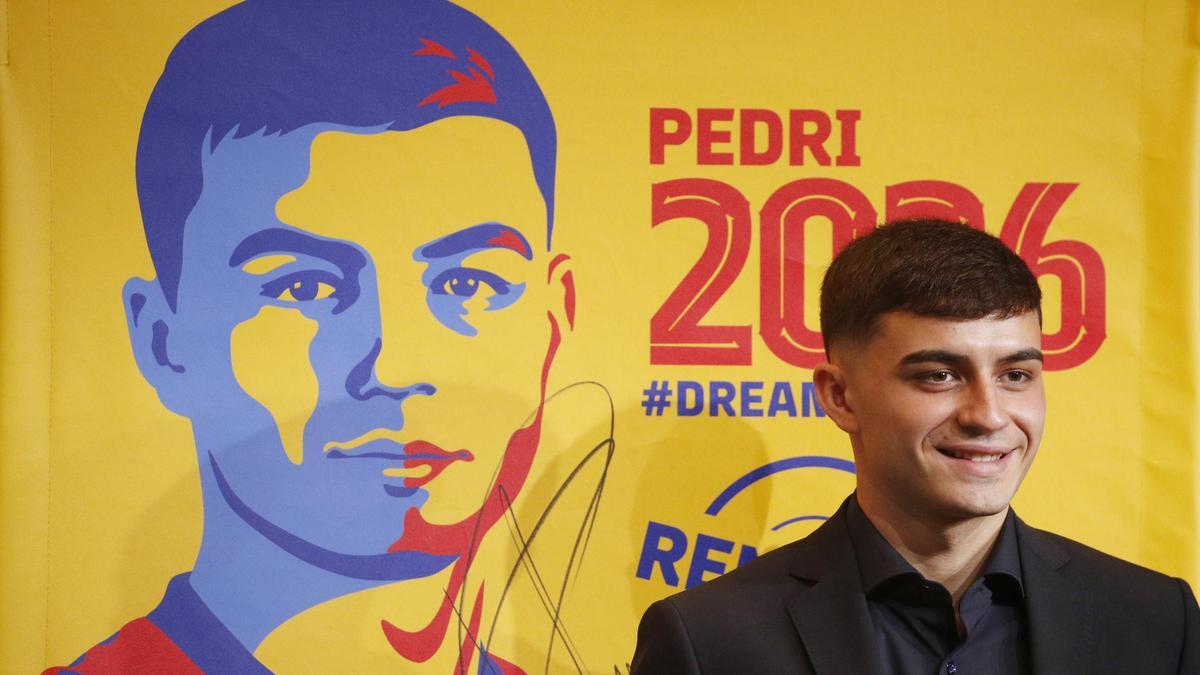 Pedri, durante su renovación con el FC Barcelona.