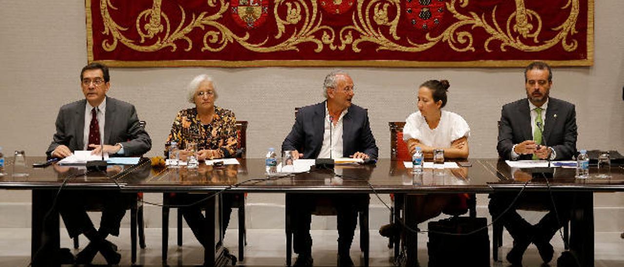 El rector de la ULPGC, Rafael Robaina (d) y su homólogo de la ULL, Antonio Martinón (i) durante su comparecencia ayer en el Parlamento de Canarias.