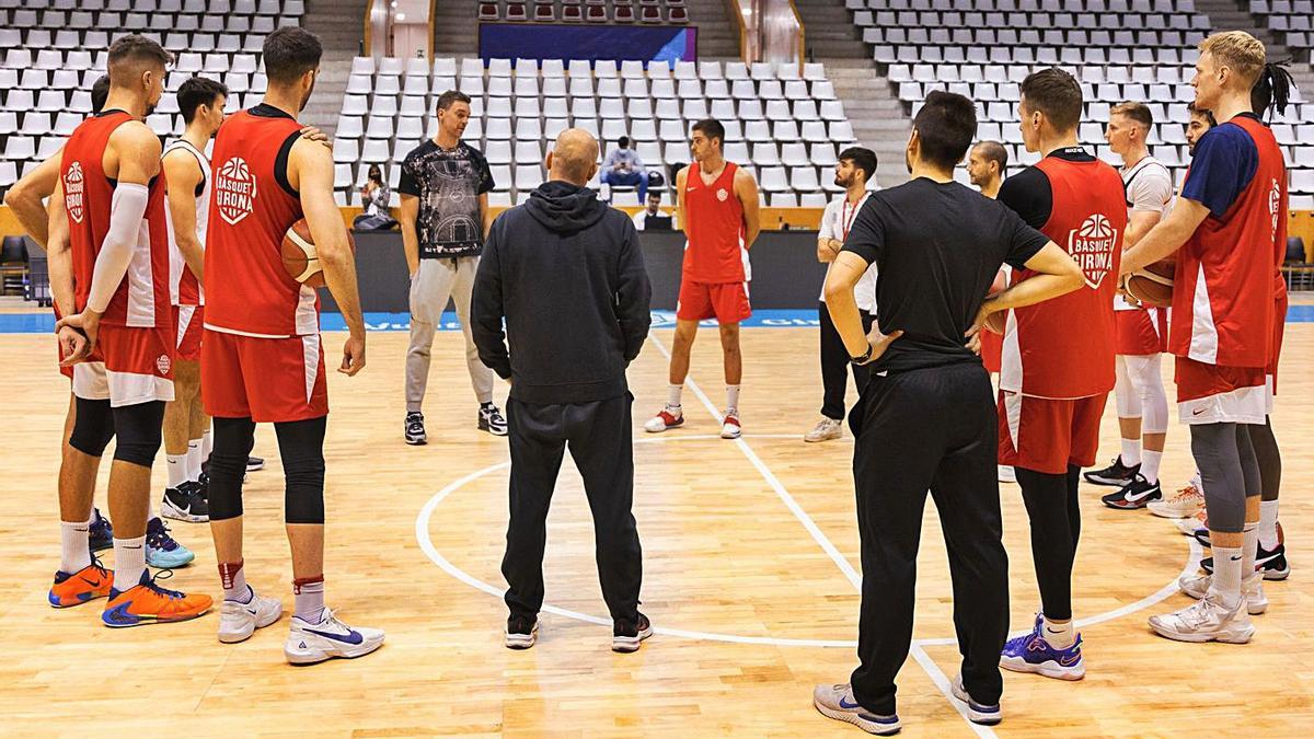 Pau Gasol conversant amb els jugadors del Bàsquet Girona ahir a Fontajau