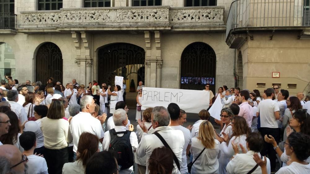 Concentració per reclamar diàleg i convivència a la Plaça del Vi de Girona