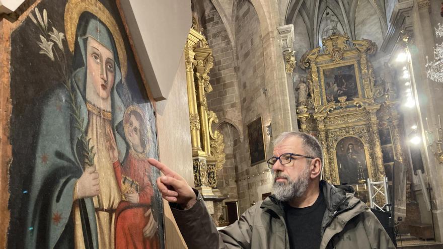 El restaurador Pere Terrasa muestra la pintura expuesta en el altar de Santa Creu
