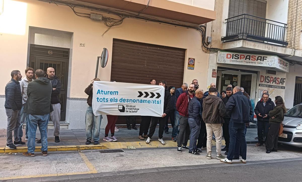 Protesta de los activistas a las puertas del domicilio.
