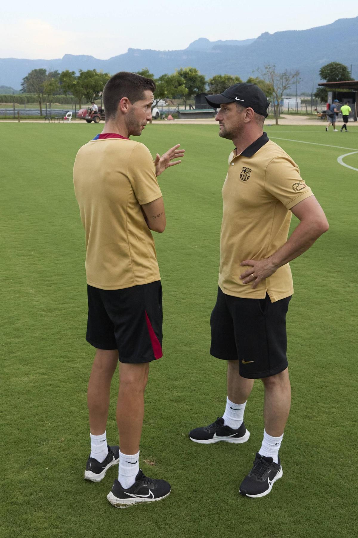 Albert Sánchez y Belletti dialogan antes del amistoso del Barça Atlètic contra L'Escala