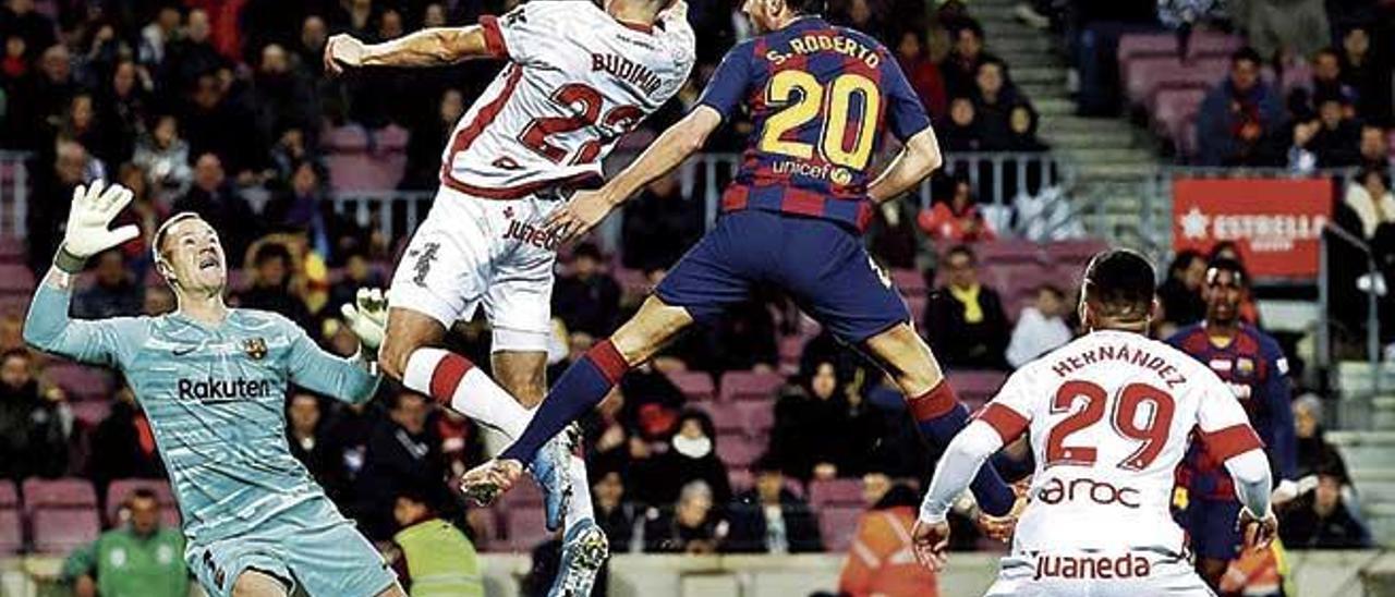 Instante del espectacular salto de Budimir para marcar su segundo gol en el Camp Nou.