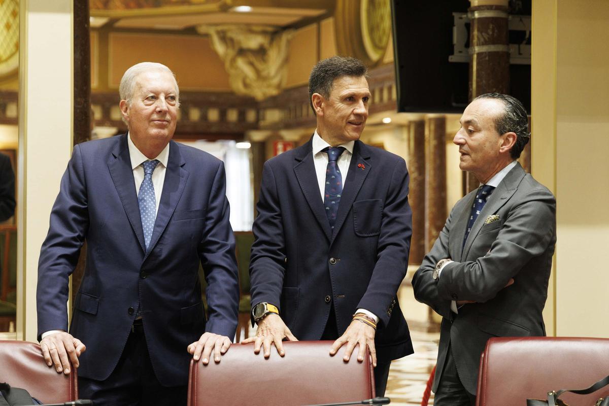 Antonio Martínez Pastor, a la izquierda, defendió una moción del PP de retirada del Estatuto Marco.
