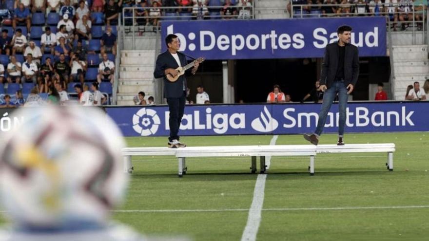 Benito Cabrera y Árgel Campos emocionan a la grada con el himno del Centenario