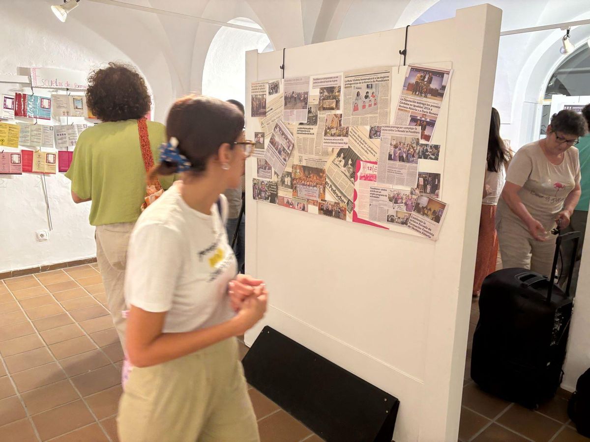 Recortes de periódicos con publicaciones sobre Ventana Abierta que pueden verse en la muestra.