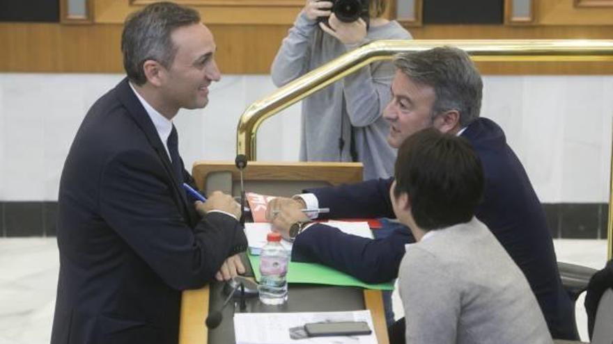 El presidente de la Diputación habla con el socialista José Chulvi, en un pleno provincial.