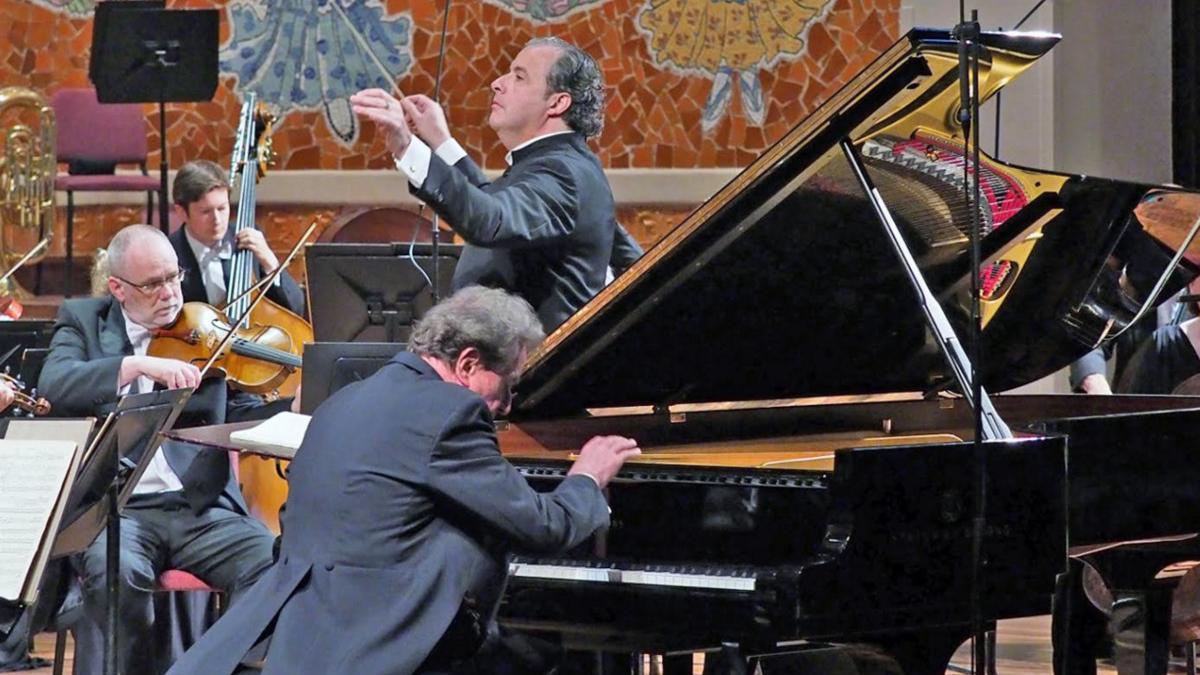 Rudolf Buchbinder, al piano, y Juanjo Mena, al frente de la BBC Philharmonic, el miércoles en el Palau de la Música.
